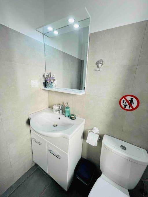 Cozy, Newly Renovated Apartment In Gavrio. Bagian luar foto