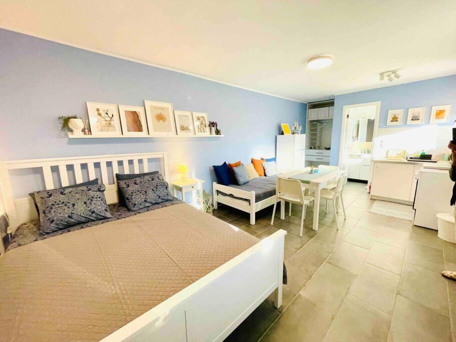 Cozy, Newly Renovated Apartment In Gavrio. Bagian luar foto